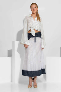 Γυναικείο oversized σατέν πουκάμισο εκρού με μπλε κάθετες ρίγες και φαρδιά μανίκια