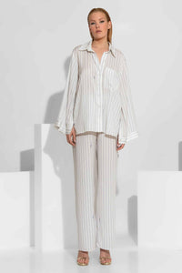 Γυναικείο oversized σατέν πουκάμισο εκρού με μπλε κάθετες ρίγες και φαρδιά μανίκια