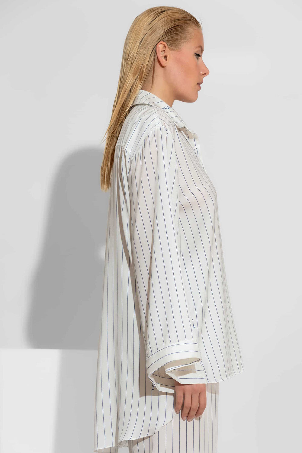 Γυναικείο oversized σατέν πουκάμισο εκρού με μπλε κάθετες ρίγες και φαρδιά μανίκια