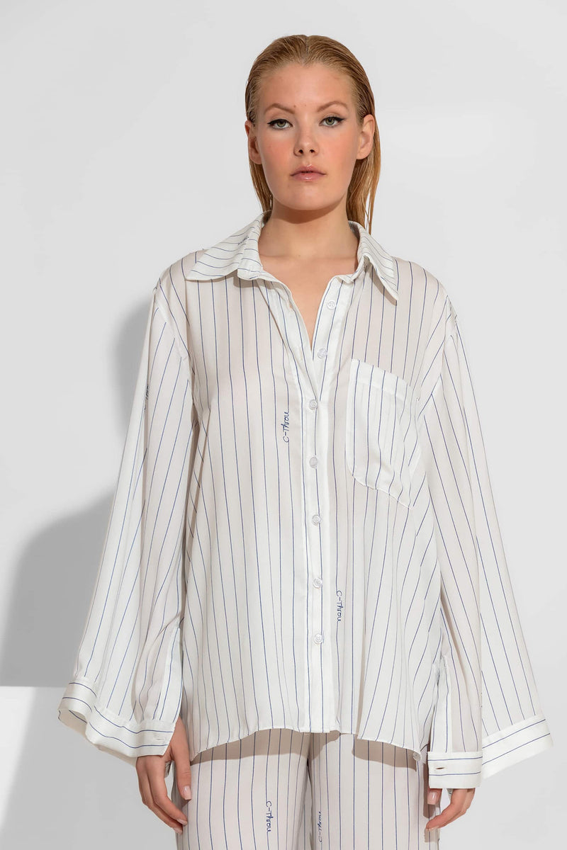 Γυναικείο oversized σατέν πουκάμισο εκρού με μπλε κάθετες ρίγες και φαρδιά μανίκια