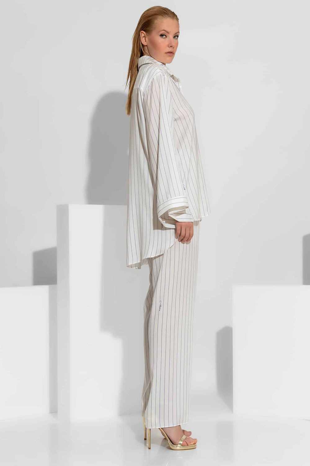 Γυναικείο oversized σατέν πουκάμισο εκρού με μπλε κάθετες ρίγες και φαρδιά μανίκια