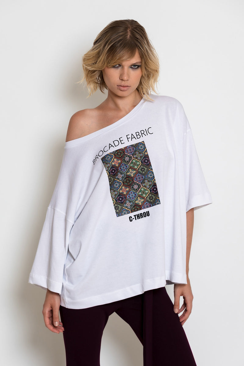 Λευκό oversized T-shirt C-THROU με φαρδιά λαιμόκοψη, ασύμμετρα μανίκια και πολύχρωμη στάμπα.