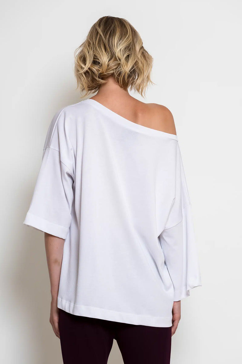 Λευκό oversized T-shirt C-THROU με φαρδιά λαιμόκοψη, ασύμμετρα μανίκια και πολύχρωμη στάμπα.