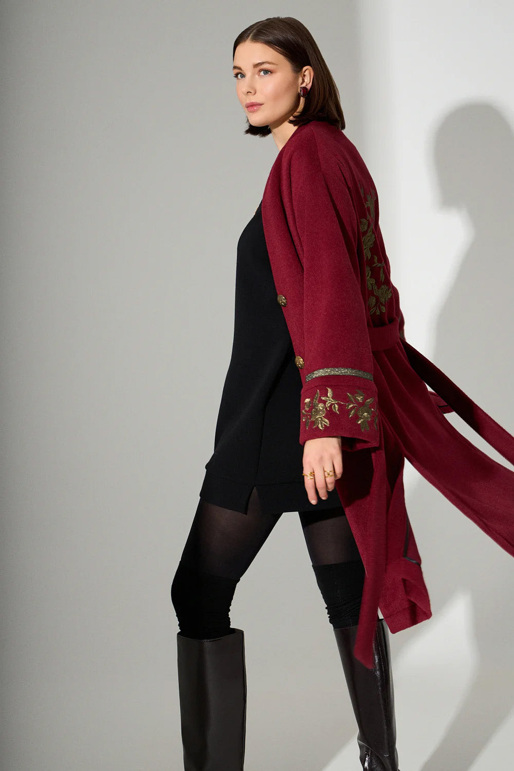 Παλτό μπορντό με χρυσές κεντημένες λεπτομέρειες