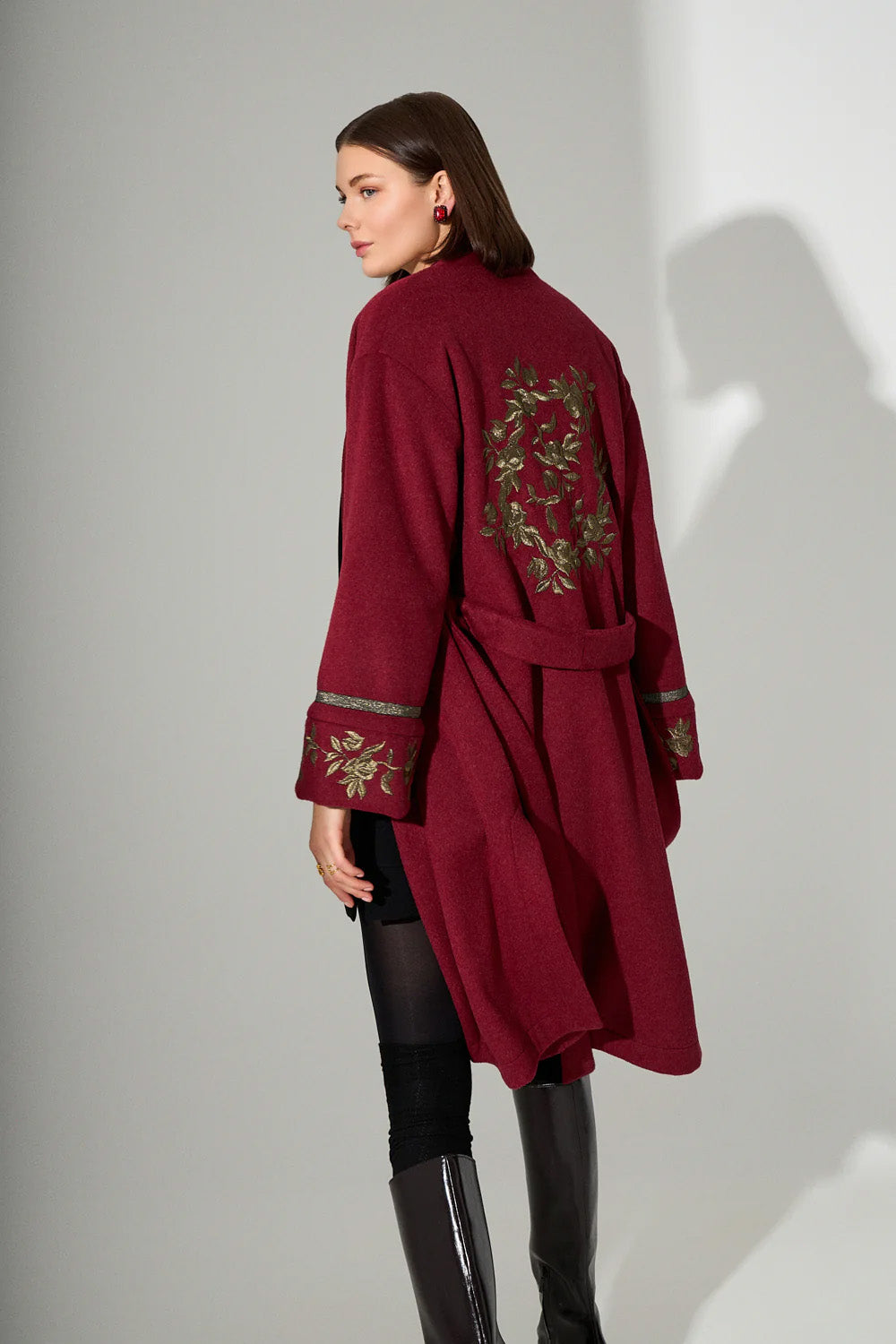 Παλτό μπορντό με χρυσές κεντημένες λεπτομέρειες