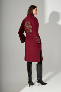 Παλτό μπορντό με χρυσές κεντημένες λεπτομέρειες