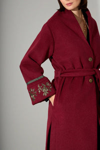Παλτό μπορντό με χρυσές κεντημένες λεπτομέρειες