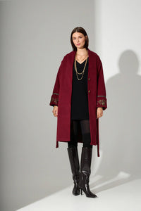 Παλτό μπορντό με χρυσές κεντημένες λεπτομέρειες