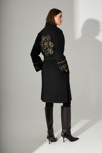 Μαύρο παλτό με χρυσές κεντημένες λεπτομέρειες, άνετη γραμμή, ζώνη στη μέση και κομψά μανίκια.
