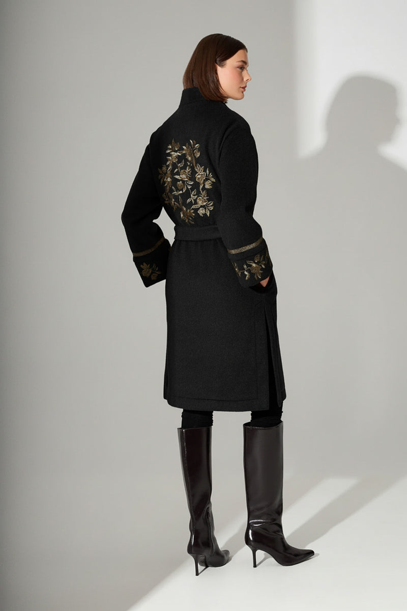 Μαύρο παλτό με χρυσές κεντημένες λεπτομέρειες, άνετη γραμμή, ζώνη στη μέση και κομψά μανίκια.