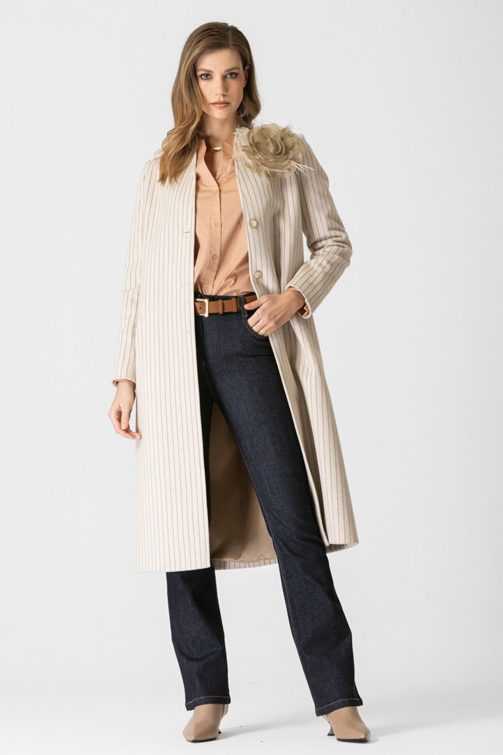 Ριγέ παλτό σε εκρού με ζώνη