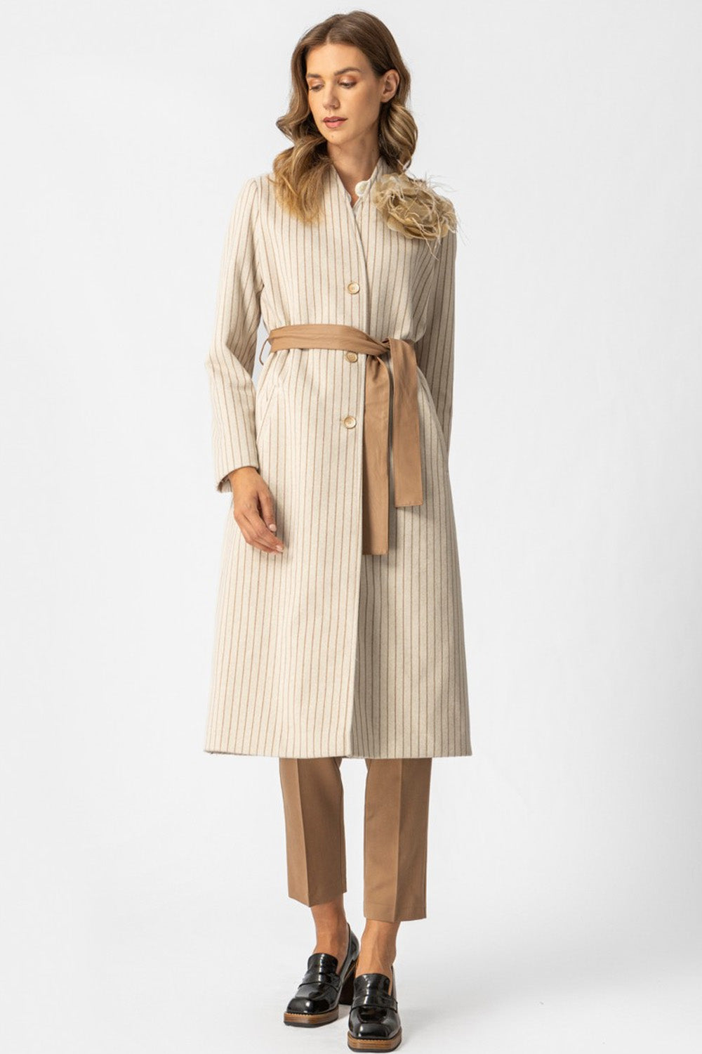 Ριγέ παλτό σε εκρού με ζώνη