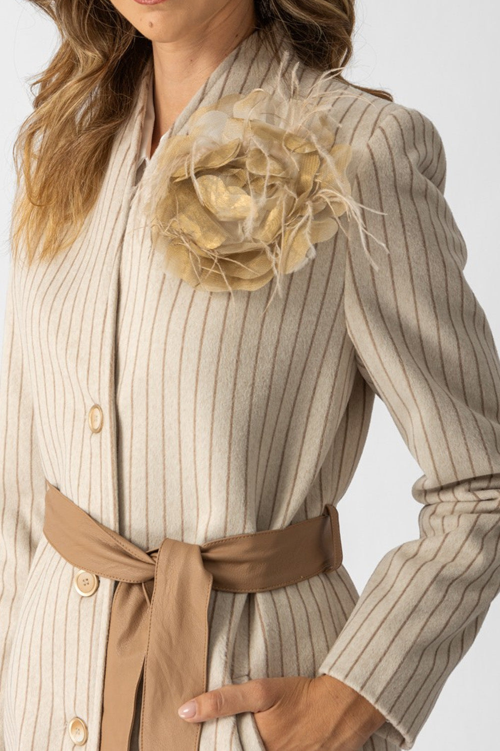 Ριγέ παλτό σε εκρού με ζώνη