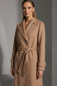 Ταμπά παλτό με ζώνη στη μέση και διπλό κούμπωμα, φορεμένο από μοντέλο.