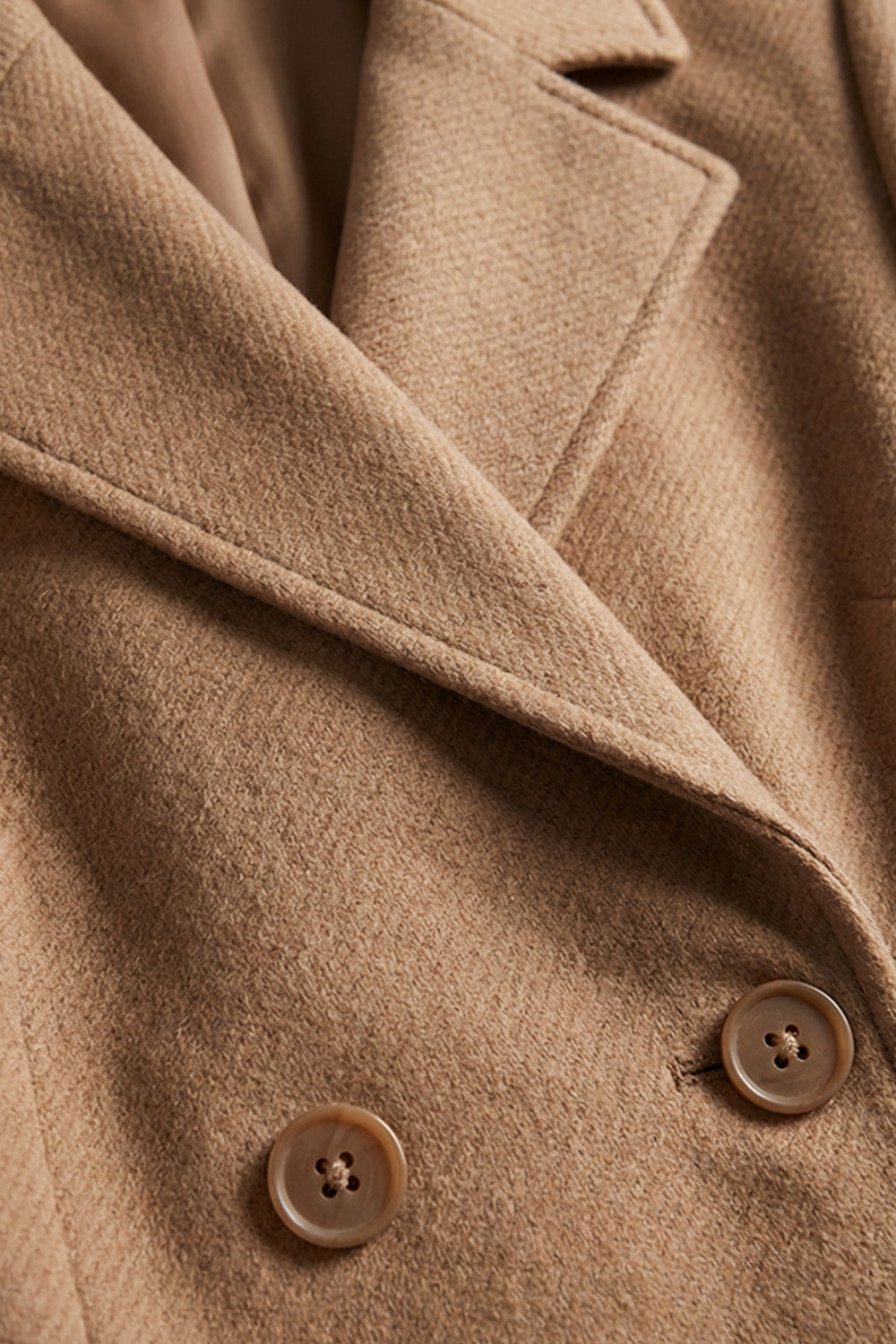 Ταμπά παλτό με ζώνη στη μέση και διπλό κούμπωμα, φορεμένο από μοντέλο.