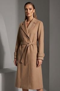 Ταμπά παλτό με ζώνη στη μέση και διπλό κούμπωμα, φορεμένο από μοντέλο.