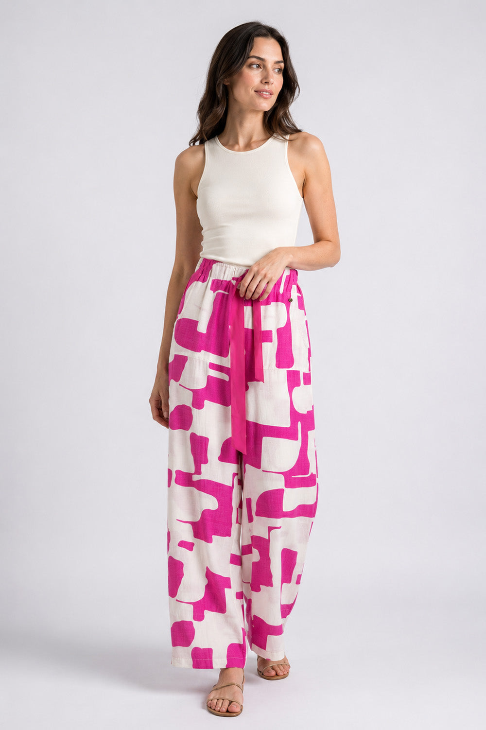 Γυναικεία παντελόνα Abstract Fuchsia σε εκρού και φούξια, με φαρδιά γραμμή, ελαστική μέση και υφασμάτινη ζώνη.