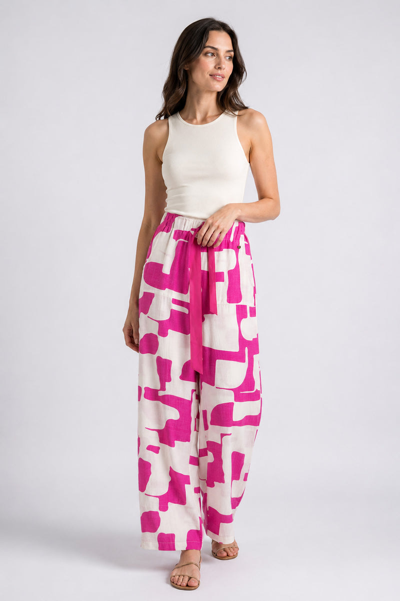 Γυναικεία παντελόνα Abstract Fuchsia σε εκρού και φούξια, με φαρδιά γραμμή, ελαστική μέση και υφασμάτινη ζώνη.