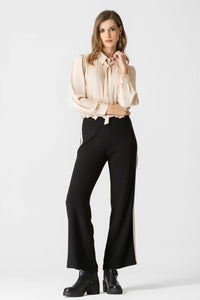 Μαύρη παντελόνα πλεκτή με λευκή φάσα στο πλάι και άνετη γραμμή