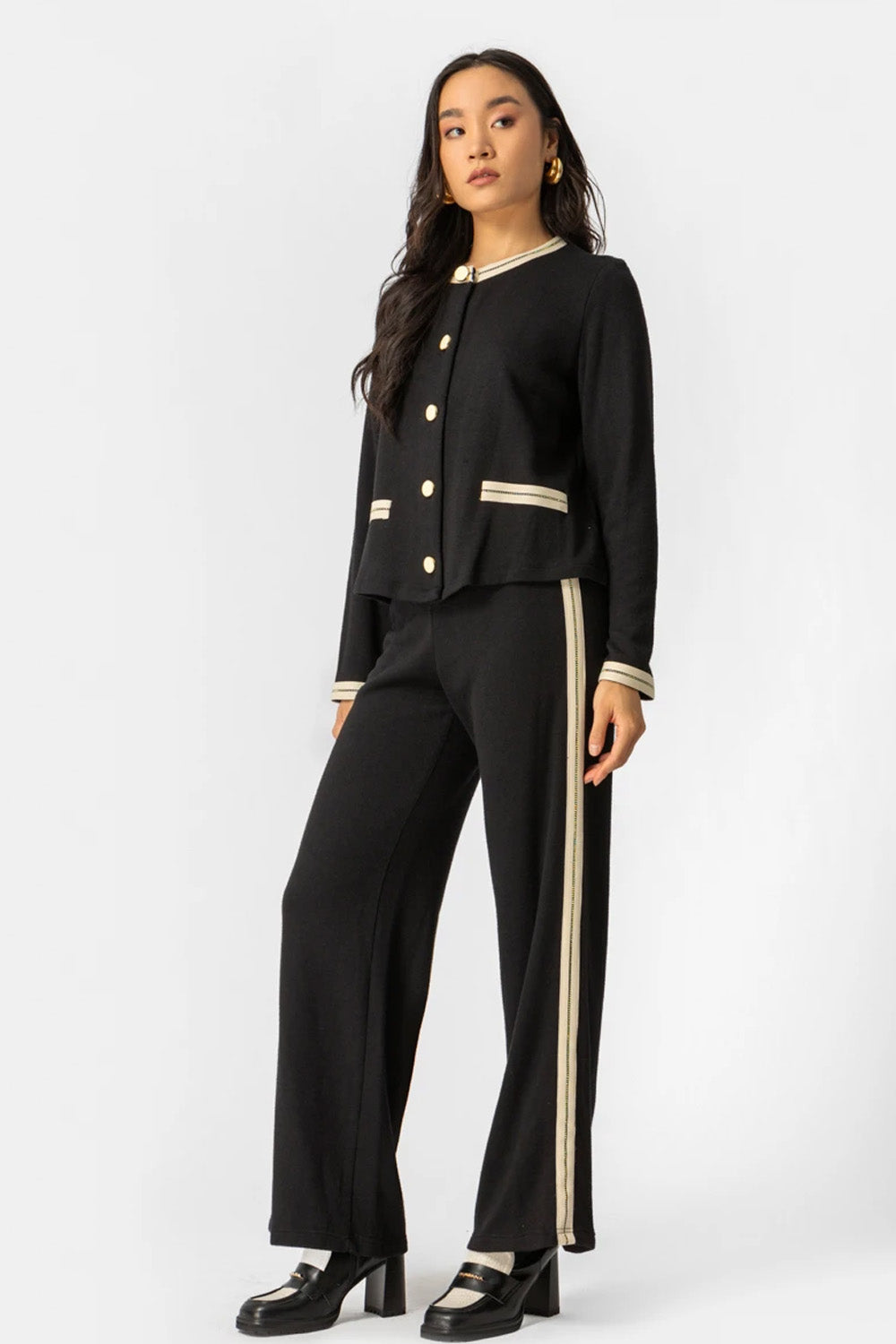 Μαύρη παντελόνα πλεκτή με λευκή φάσα στο πλάι και άνετη γραμμή