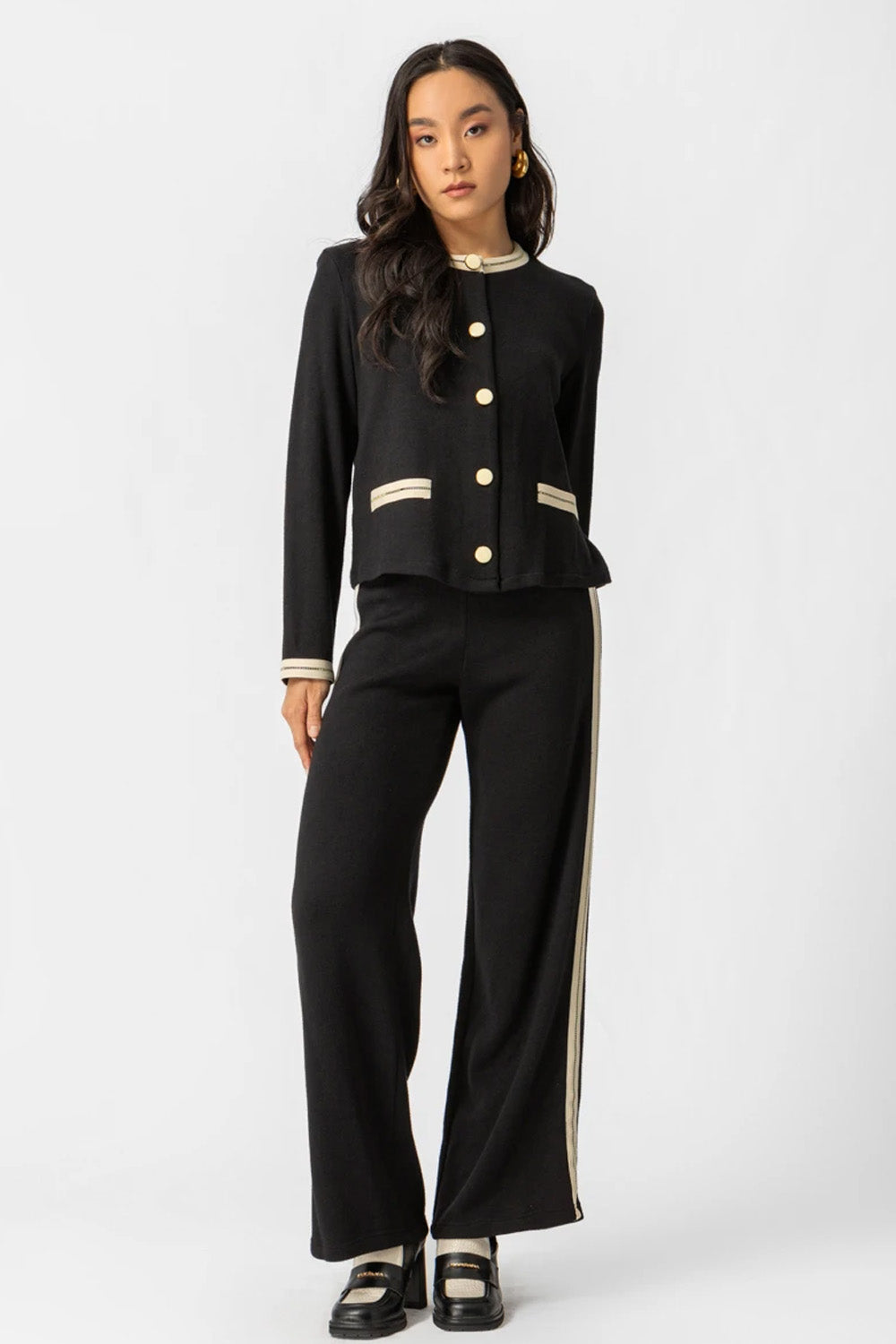 Μαύρη παντελόνα πλεκτή με λευκή φάσα στο πλάι και άνετη γραμμή