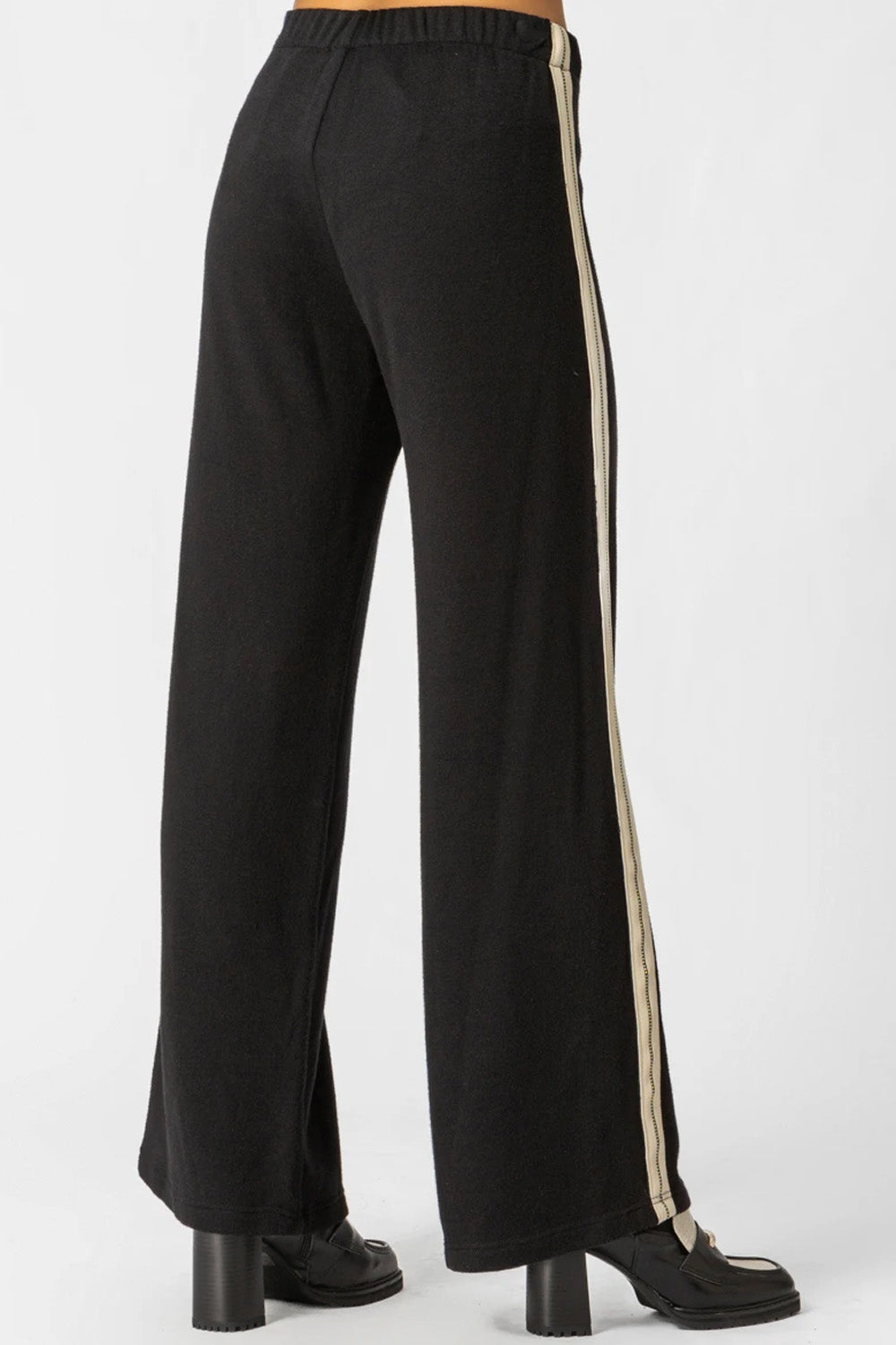 Μαύρη παντελόνα πλεκτή με λευκή φάσα στο πλάι και άνετη γραμμή