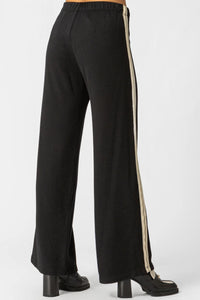 Μαύρη παντελόνα πλεκτή με λευκή φάσα στο πλάι και άνετη γραμμή