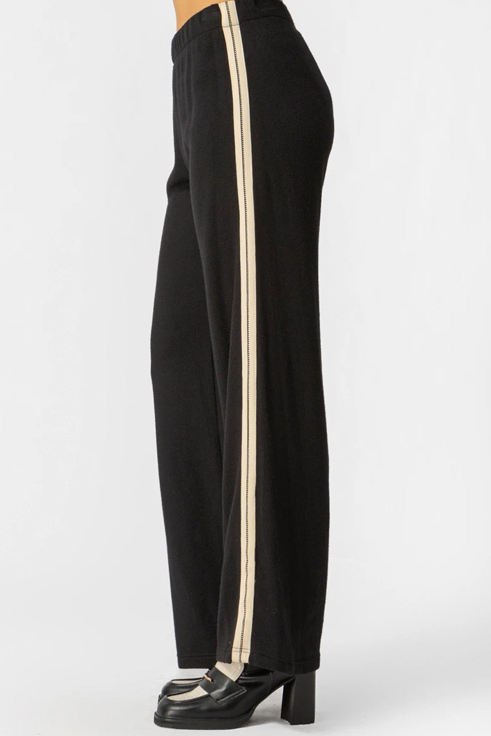 Μαύρη παντελόνα πλεκτή με λευκή φάσα στο πλάι και άνετη γραμμή