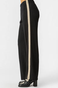 Μαύρη παντελόνα πλεκτή με λευκή φάσα στο πλάι και άνετη γραμμή