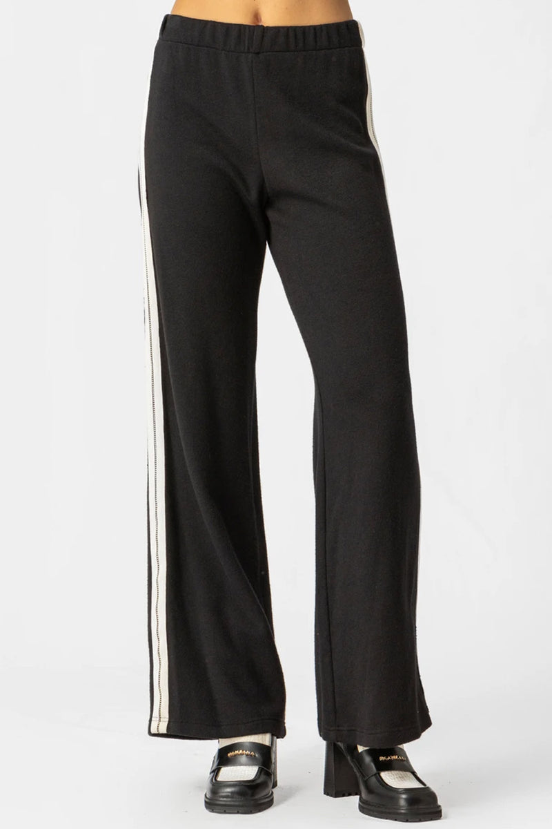 Μαύρη παντελόνα πλεκτή με λευκή φάσα στο πλάι και άνετη γραμμή