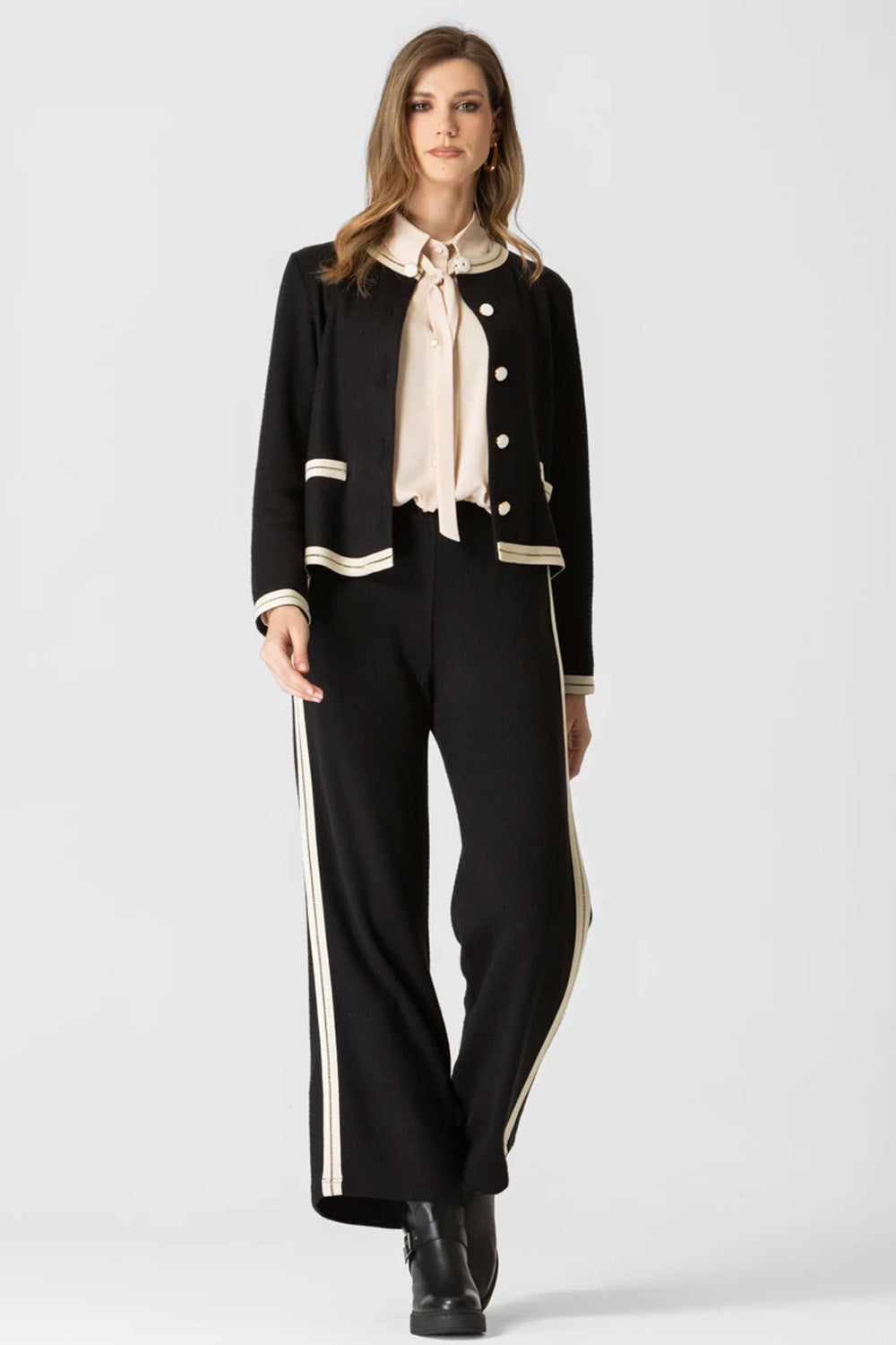 Μαύρη παντελόνα πλεκτή με λευκή φάσα στο πλάι και άνετη γραμμή