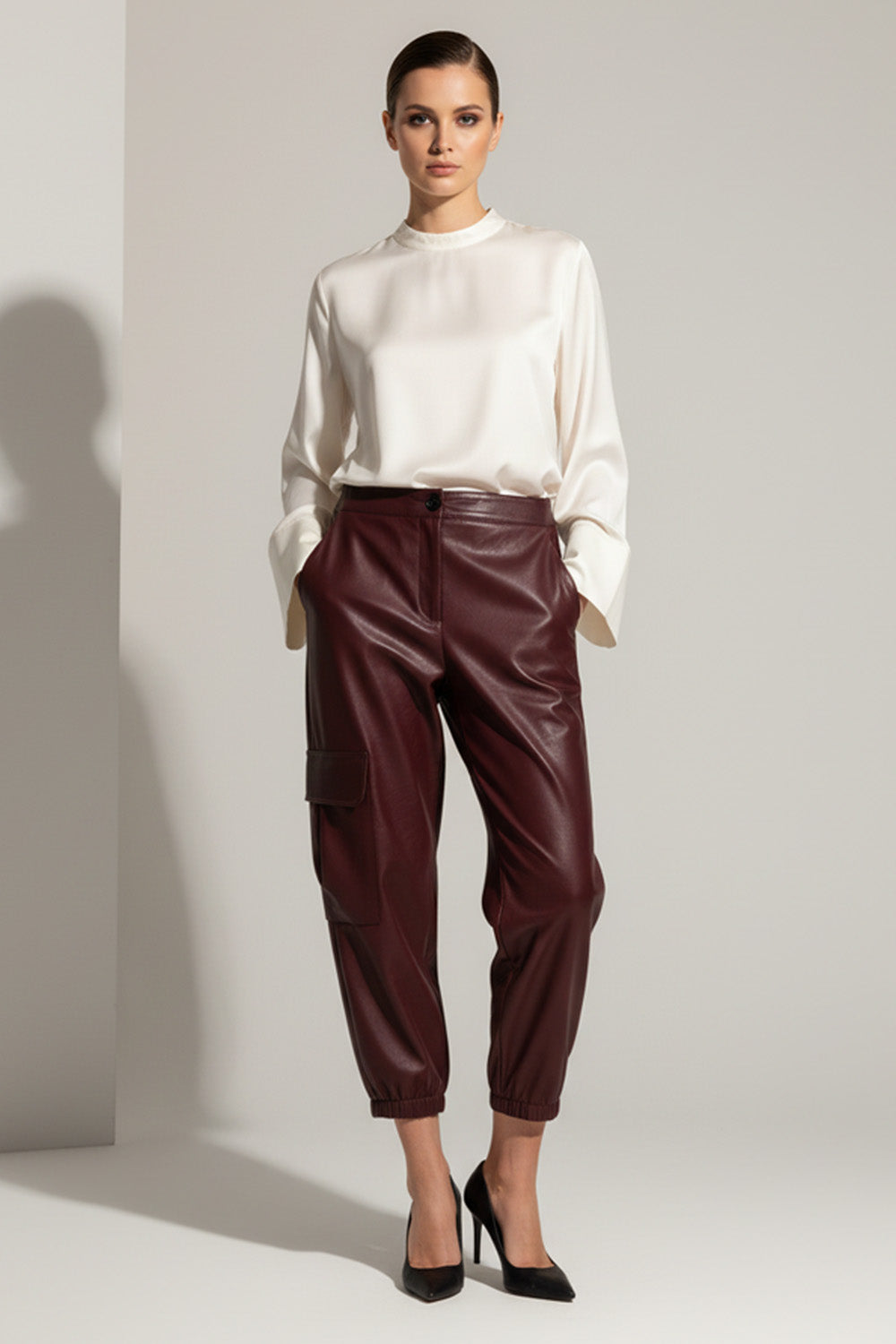 Μπορντό cargo παντελόνι από eco leather με ψηλόμεση εφαρμογή και μοντέρνα γραμμή. Σύγχρονη πρόταση από την Ellisargi Boutique.