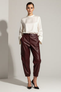 Μπορντό cargo παντελόνι από eco leather με ψηλόμεση εφαρμογή και μοντέρνα γραμμή. Σύγχρονη πρόταση από την Ellisargi Boutique.