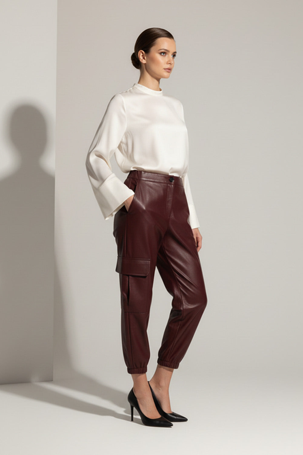 Μπορντό cargo παντελόνι από eco leather με ψηλόμεση εφαρμογή και μοντέρνα γραμμή. Σύγχρονη πρόταση από την Ellisargi Boutique.