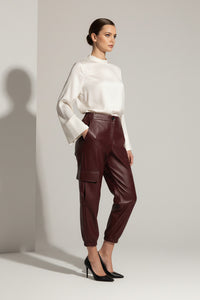 Μπορντό cargo παντελόνι από eco leather με ψηλόμεση εφαρμογή και μοντέρνα γραμμή. Σύγχρονη πρόταση από την Ellisargi Boutique.