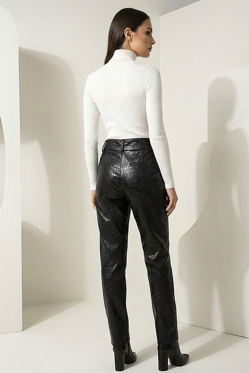 Μαύρο παντελόνι δερματίνη με ανάγλυφη υφή και ίσια γραμμή, φορεμένο από μοντέλο.
