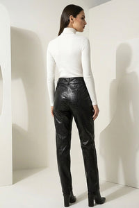 Μαύρο παντελόνι δερματίνη με ανάγλυφη υφή και ίσια γραμμή, φορεμένο από μοντέλο.