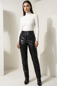 Μαύρο παντελόνι δερματίνη με ανάγλυφη υφή και ίσια γραμμή, φορεμένο από μοντέλο.