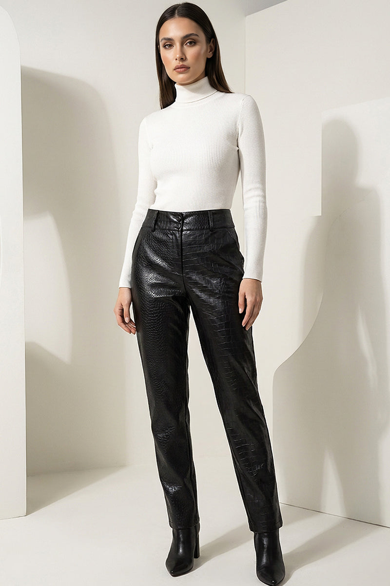 Μαύρο παντελόνι δερματίνη με ανάγλυφη υφή και ίσια γραμμή, φορεμένο από μοντέλο.