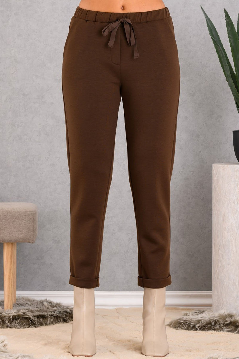 Παντελόνι DERPOULI σε καφέ σοκολατί απόχρωση με λάστιχο και κορδόνι στη μέση από την Ellisargi Boutique