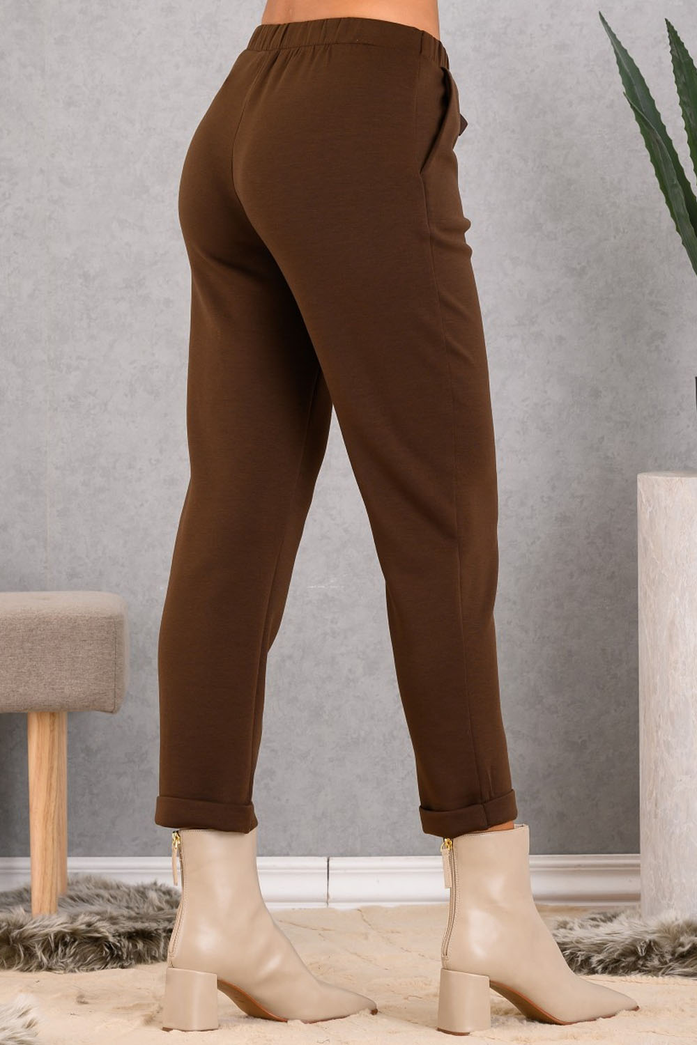 Παντελόνι DERPOULI σε καφέ σοκολατί απόχρωση με λάστιχο και κορδόνι στη μέση από την Ellisargi Boutique