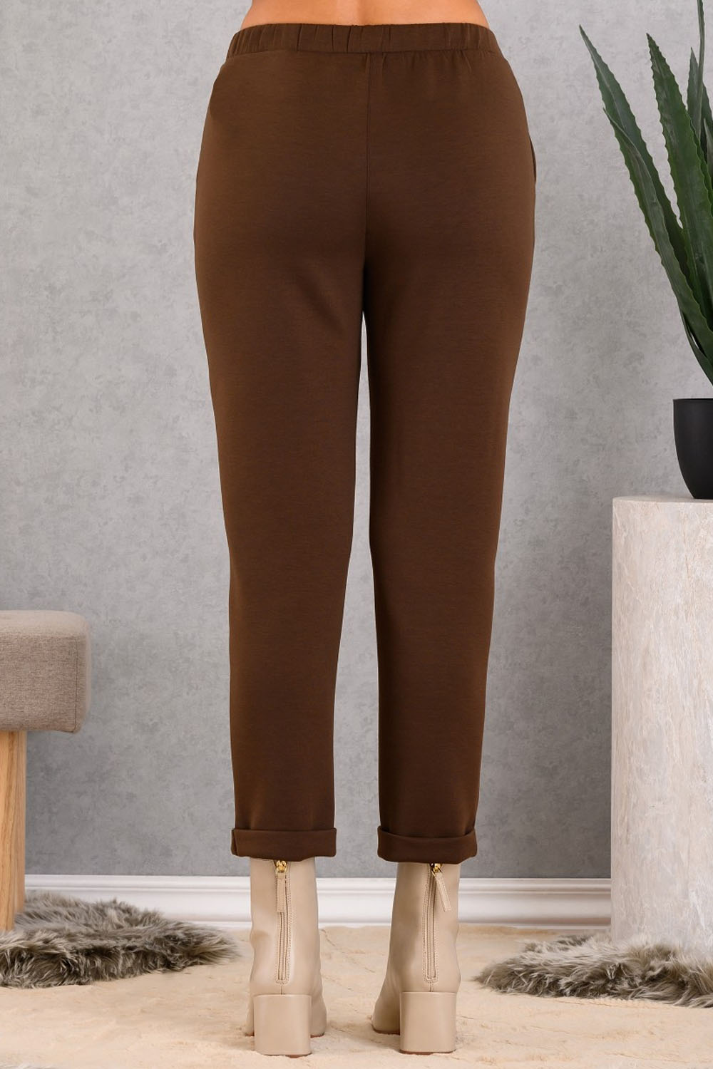 Παντελόνι DERPOULI σε καφέ σοκολατί απόχρωση με λάστιχο και κορδόνι στη μέση από την Ellisargi Boutique