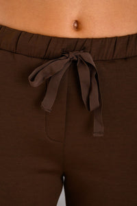 Παντελόνι DERPOULI σε καφέ σοκολατί απόχρωση με λάστιχο και κορδόνι στη μέση από την Ellisargi Boutique