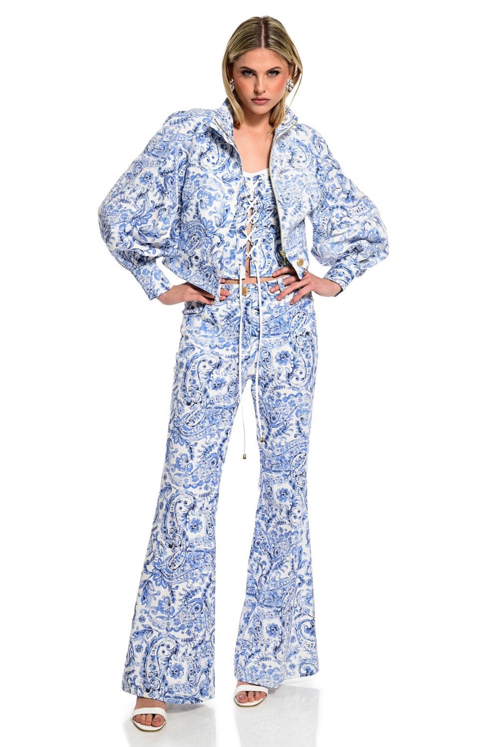 μπλε λευκό παντελόνι καμπάνα με paisley print