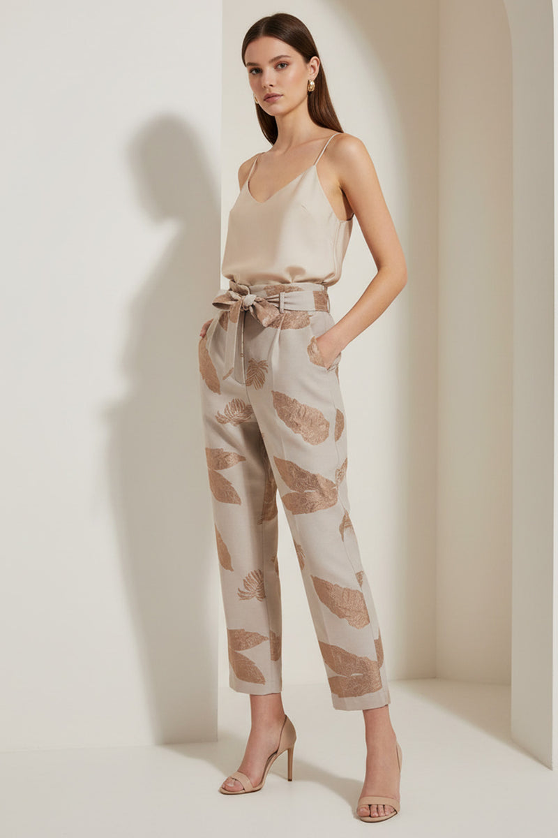 Μπεζ ψηλόμεσο παντελόνι με leaf print και ζώνη, σε στούντιο φωτογράφιση με μοντέλο.