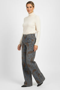 Παντελόνι με κεντημένα paisley μοτίβα σε μπλε–καφέ τόνους, ελαστικό ύφασμα, διαθέσιμο σε μεγέθη M, L, XL.