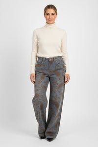 Παντελόνι με κεντημένα paisley μοτίβα σε μπλε–καφέ τόνους, ελαστικό ύφασμα, διαθέσιμο σε μεγέθη M, L, XL.