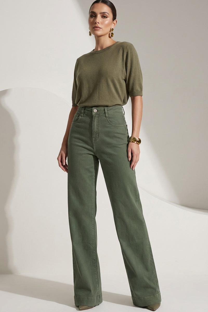 Γυναικείο χακί ψηλόμεσο παντελόνι σε ίσια γραμμή, φορεμένο με κοντομάνικο πλεκτό τοπ.