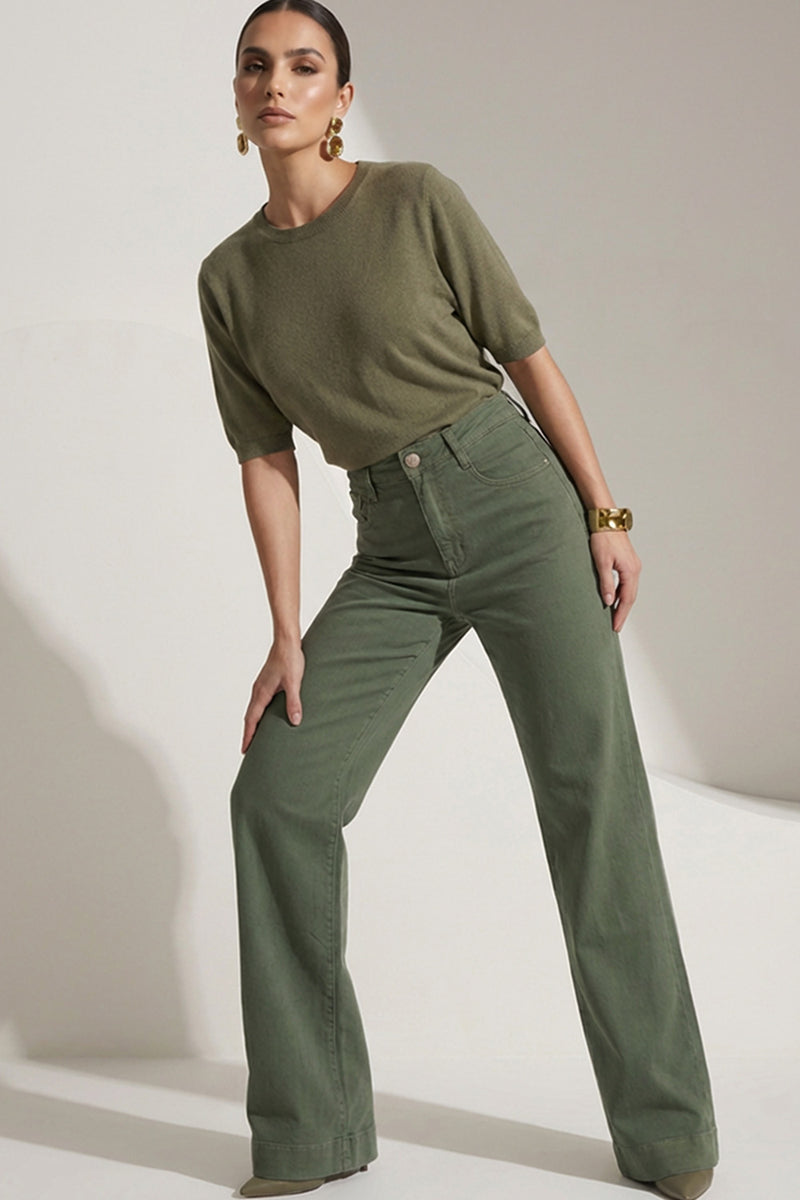 Γυναικείο χακί ψηλόμεσο παντελόνι σε ίσια γραμμή, φορεμένο με κοντομάνικο πλεκτό τοπ.