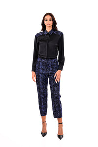 Παντελόνι We Coss με βελούδινη υφή και snake print σε μπλε και μαύρες αποχρώσεις – Ellisargi Boutique